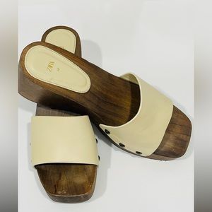 ZaraWOODEN LEATHER SLIDES
WHITE.